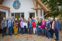 Teilnehmer des Aquarell-Maltreffs im Bürgerpark mit Parkdirektor Tim Großmann