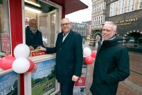 Joachim Linnemann, Präsident des Bürgerparkvereins, Dr. Andreas Bovenschulte, Bürgermeister und Schirmherr der Bürgerpark-Tombola und Tim Großmann, Parkdirektor des Bürgerparks an der Losbude.
