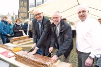 Klabenanschnitt, v.l.n.r. Bürgermeister Dr. Andreas Bovenschulte, Parkdirektor Tim Großmann, Obermeister der Bäcker-Innung Peter Büser