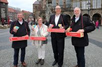 Prominentenlosverkauf v.l.n.r. Frank Imhoff, Sylvia Wedemeyer, Andreas Bovenschulte und Tim Großmann.