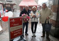 Glückwünsche an die 250.000 Loskäuferin, v.l.n.r.: Dietmar Hoppe, Geschäftsführer Bürgerpark-Tombola Claudia Krall-Nowack, Gewinnerin Stefan Dorster, Centermanager Weserpark Bremen, Foto: Martin Rospek