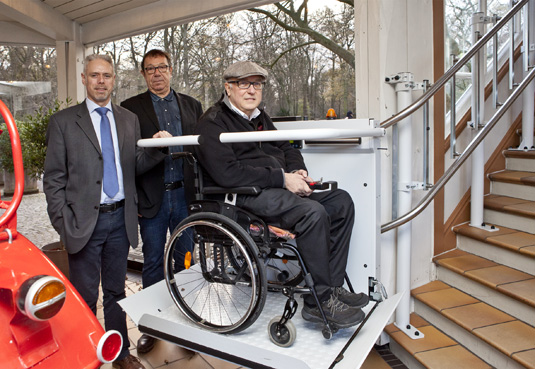 Erste Fahrt mit dem neuen Treppenlift der „Meierei“ Erste Fahrt mit dem neuen Treppenlift der „Meierei“