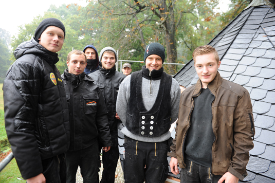 Nachhaltige Arbeit haben diese jungen Dachdeckerlehrlinge am Gerdes Pavillon geleistet. Nachhaltige Arbeit haben diese jungen Dachdeckerlehrlinge am Gerdes Pavillon geleistet.