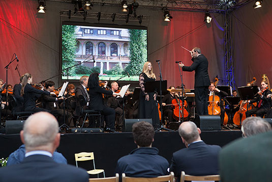Die Bremer Philharmoniker mit Gesangssolisten vom Bremer Theater. Die Bremer Philharmoniker mit Gesangssolisten vom Bremer Theater