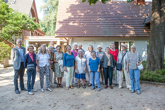 Maltreff Teilnehmer vor der Meierei im Bürgerpark Maltreff Teilnehmer vor der Meierei im Bürgerpark