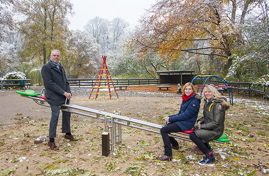 Parkdirektor Tim Großmann, Frau Sikora und Frau Giersch der SIKORA AG testen die neue Wippe. Parkdirektor Tim Großmann, Frau Sikora und Frau Giersch der SIKORA AG testen die neue Wippe.