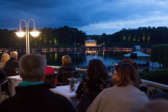 Musik und Licht von der Dorint Park Hotel Terrasse Musik und Licht von der Dorint Park Hotel Terrasse