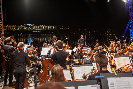 Das Jugendsinfonieorchester Bremen-Mitte unter der Leitung von Martin Lentz Das Jugendsinfonieorchester Bremen-Mitte unter der Leitung von Martin Lentz