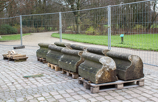 Natursteine der Brunneneinfassung werden auf Paletten gelagert. Natursteine der Brunneneinfassung werden auf Paletten gelagert.