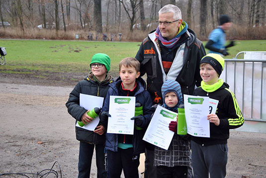 Auch kleine Kinder laufen mit beim 1. AOK-Winterlauf durch den Bremer Bürgerpark Auch kleine Kinder laufen mit beim 1. AOK-Winterlauf durch den Bremer Bürgerpark