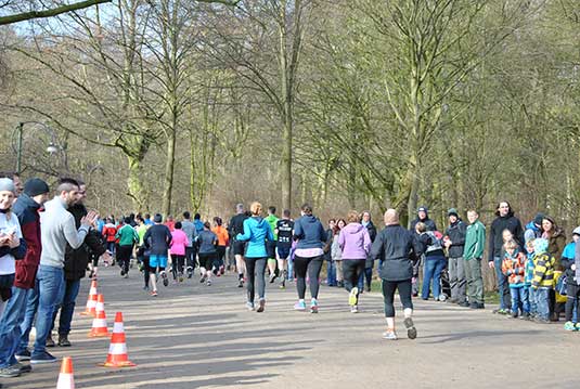 Viel Publikum am Rande des Finale vom 37. AOK-Winterlauf durch den Bürgerpark Viel Publikum am Rande des Finale vom 37. AOK-Winterlauf durch den Bürgerpark