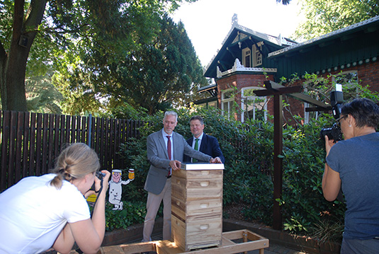 Pressetermin zur Übergabe des Bienenstocks an den Parkdirektor Tim Großmann Pressetermin zur Übergabe des Bienenstocks an den Parkdirektor Tim Großmann