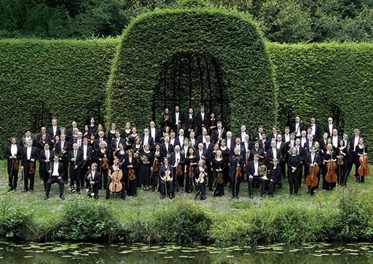 Bremer Philharmoniker vor dem Laubengang im Bremer Bürgerpark Bremer Philharmoniker vor dem Laubengang im Bremer Bürgerpark