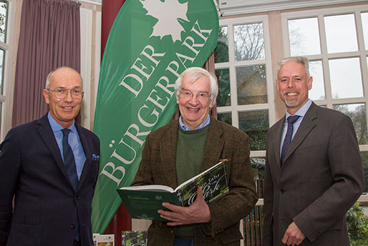 Joachim Linnemann und Tim Großmann mit dem Buchautor Peter Groth Joachim Linnemann und Tim Großmann mit dem Buchautor Peter Groth