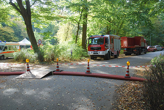 Feuerwehr pumpt Wasser in die Wasserzüge des Bürgerparks Feuerwehr pumpt Wasser in die Wasserzüge des Bürgerparks