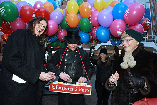 Eröffnung der Bürgerpark-Tombola 2018 durch die Bürgermeisterin Karoline Linnert. Eröffnung der Bürgerpark-Tombola 2018 durch die Bürgermeisterin Karoline Linnert.