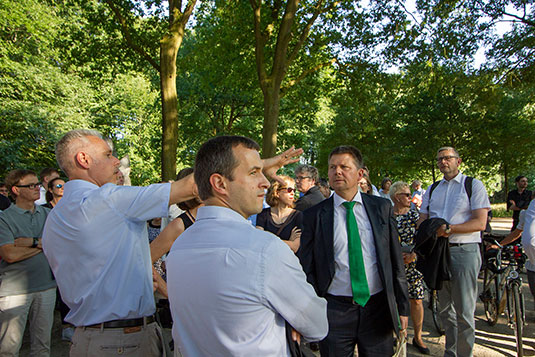 Parkdirektor Tim Großmann erläutert den Teilnehmern der Umweltministerkonferenz den Spendenstein Parkdirektor Tim Großmann erläutert den Teilnehmern der Umweltministerkonferenz den Spendenstein