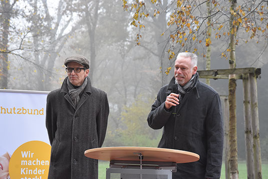 Ansprache des Bürgerparkdirektors Tim Großmann zur Eröffnung des Platz für Kinderrechte. Neben ihm Carsten Schlepper, 1. Vorsitzender des Kinderschutzbundes Bremen. Ansprache des Bürgerparkdirektors Tim Großmann zur Eröffnung des Platz für Kinderrechte. Neben ihm Carsten Schlepper, 1. Vorsitzender des Kinderschutzbundes Bremen.