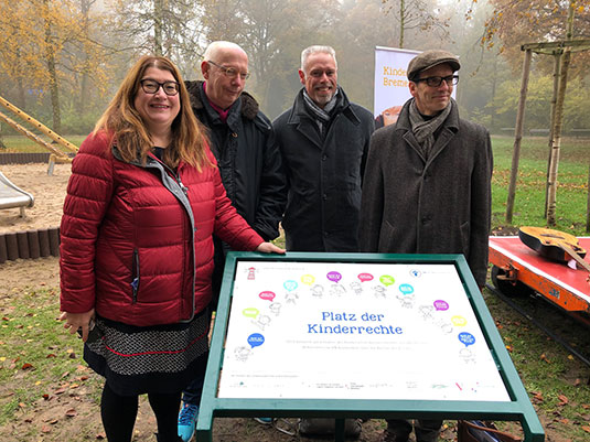 Viele Eltern mit Kindern nehmen Teil an der Einweihung im Bürgerpark. Die Senatorin für Soziales, Jugend, Integration und Sport, Anja Stahmann, Ralph Saxe (Grüne), Mitglied der Bremischen Bürgerschaft, Parkdirektor Tim Großmann und Carsten Schlepper, 1. Vorsitzender des Kinderschutzbundes Bremen (v.l.n.r.)