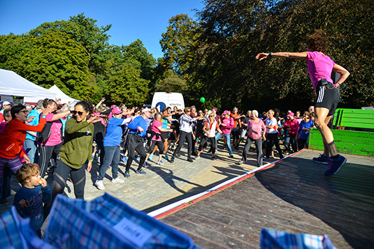 Gemeinsame Dehnübungen vor dem Lauf Gemeinsame Dehnübungen vor dem Lauf