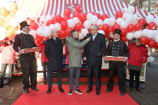 Eröffnung der Bürgerpark-Tombola, moderiert durch Axel Pusitzky, mit dem Bürgermeister Andreas Bovenschulte und dem Präsidenten des Bürgerparkvereins Joachim Linnemann (rechts) Eröffnung der Bürgerpark-Tombola, moderiert durch Axel Pusitzky, mit dem Bürgermeister Andreas Bovenschulte und dem Präsidenten des Bürgerparkvereins Joachim Linnemann (rechts)