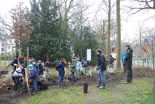 Schülerinnen und Schüler pflanzen Sträucher im Bürgerpark Schülerinnen und Schüler pflanzen Sträucher im Bürgerpark