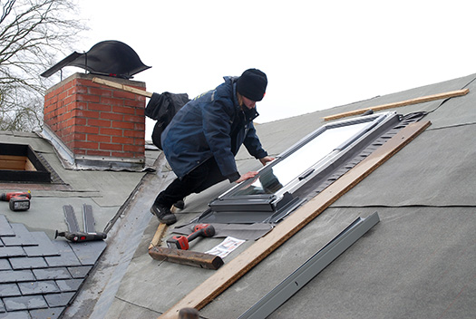 Dachdecker arbeiten auf dem Schweizerhaus Dachdecker arbeiten auf dem Schweizerhaus