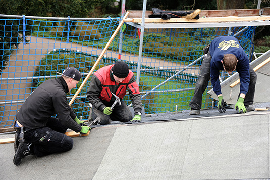 Die Dachpappe wird auf dem Dach des Schweizerhauses befestigt Die Dachpappe wird auf dem Dach des Schweizerhauses befestigt