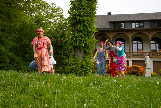 Klinikclowns vor der Meiereivilla Klinikclowns vor der Meiereivilla